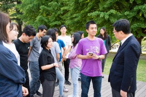 Maruyama-sensei discussing with the students in front of the historical main building